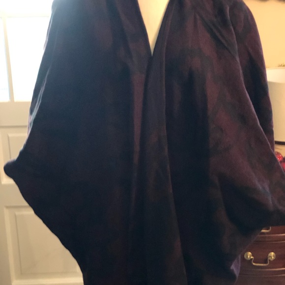 Shawl or Capelet - Picture 11 of 15